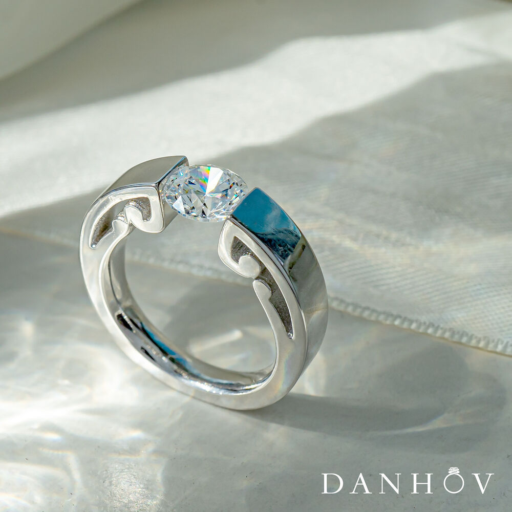 DanhovJewelry's tweet photo. Carved details on this tension setting add a dainty and feminine touch ✨ || https://t.co/kfHfIYZxC0 #Danhov #jewelry #womensjewelry #accessories #engagementring #diamondring #haloengagementring #diamond #rounddiamond #engagementringinspo #diamonds #finejewelry #engagementrings https://t.co/e3Q8FZRwN7