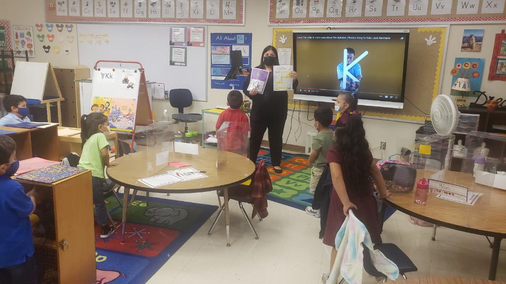 StevieRGarcia's tweet photo. Tag! You’re Out! We are kicking off the 3rd Six Weeks by tagging our teachers out! Our leadership team will be “Tagging In” the classes &amp; giving them some options while we take over. Mrs. Amaya &amp; myself had so much fun today! More pics of our lead team in action to come!🐯❤️ https://t.co/ORK10JI7s1