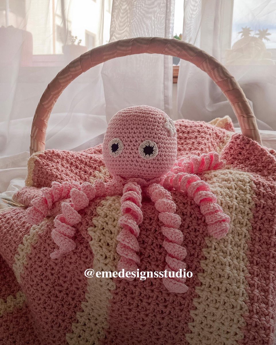 emedesignstudio's tweet photo. lançamento dos novos peluches da éme 🐙 são 100% algodão e uma prenda perfeita para o bebé que acabou de nascer! 

🌈 disponíveis em qualquer cor 
📍 entregas por correio azul para todo o país 

#amigurumi #handmade #handmadewithlove #smallbusiness #smallbusinessowner #portugal https://t.co/BZjwc4usr3