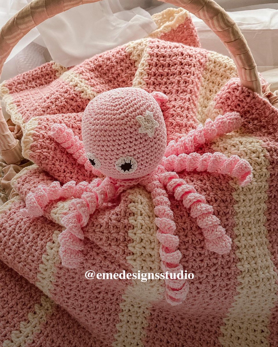 emedesignstudio's tweet photo. lançamento dos novos peluches da éme 🐙 são 100% algodão e uma prenda perfeita para o bebé que acabou de nascer! 

🌈 disponíveis em qualquer cor 
📍 entregas por correio azul para todo o país 

#amigurumi #handmade #handmadewithlove #smallbusiness #smallbusinessowner #portugal https://t.co/BZjwc4usr3