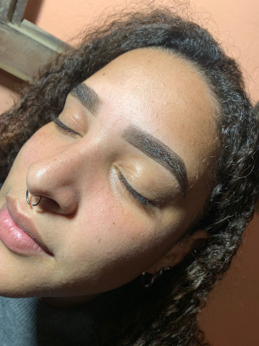 fim de semana está próximo e a sobrancelha feita é essencial!! horários disponíveis 🥰✅