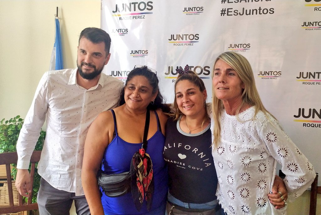 Jorge Cravero y el equipo de #Juntos tienen un compromiso sostenible con Roque Pérez. #Juntos es el camino.

#Hoy, entregamos un proyector a dos instituciones educativas para que los docentes y estudiantes tengan una herramienta más para su enseñanza y aprendizaje 👏🏼