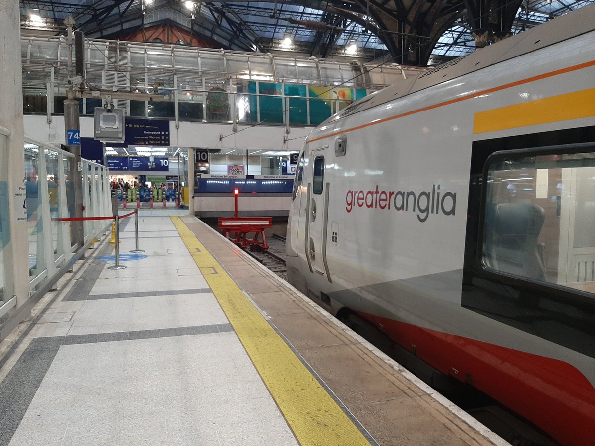danthetrainman's tweet image. Some trains at Liverpool St station on Tuesday evening. #liverpoolst #class379 #class745 #London #trains #photography