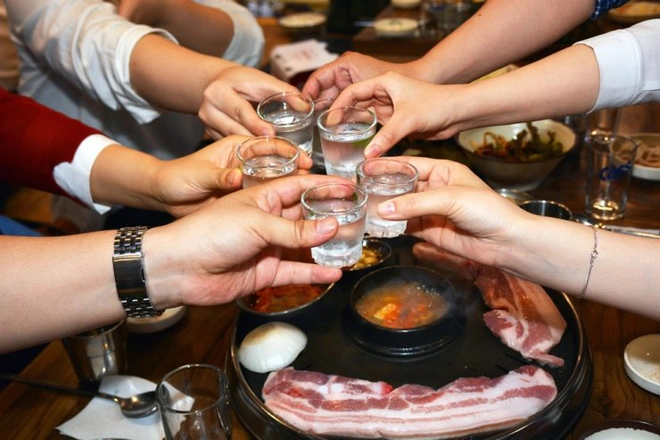 jvelez1125's tweet photo. Korean office workers are afraid to go back to work
Many Korean workers, especially young people, worry that returning to the company will mean forced drinking after work and loss of private time. https://t.co/5r10SwRXKT