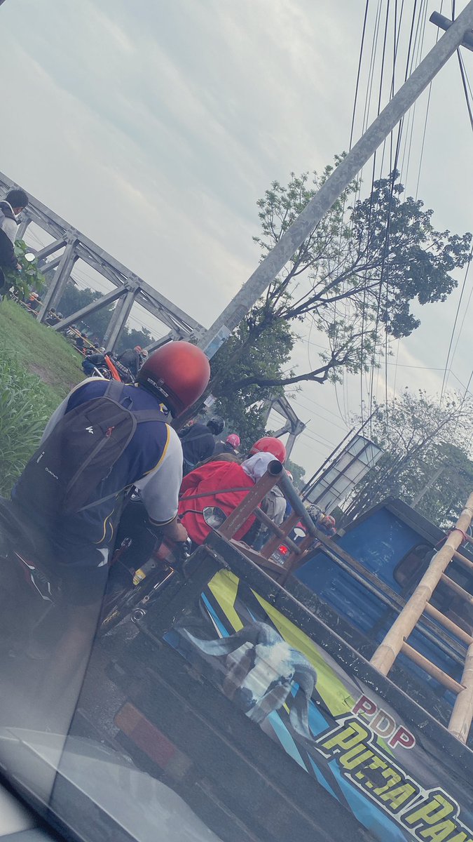 ana_kam's tweet photo. Titik macet terparah yang tidak pernah digubris. Penyebab kemacetan selalu karna kesemrawutan akibat tidak adanya lampu lalu lintas. Puluhan tahun ga tau bupati ngapain aja yg bagus cuma sekitaran kantor bupati. Semoga yg sekarang ada perubahan ya Pak @SahrulGunawan23 🙏🏻 https://t.co/poBeZ2kTam