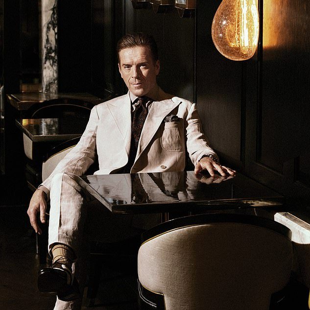 FanFunDamian's tweet photo. A young teacher 👩‍🏫 A country doctor 👨‍⚕️ Love is in the air in a freezing cold Northern Ontario town 💕 It's my turn to present my dream role for Damian Lewis: https://t.co/PsDTNLgJvK #DamianLewis #AliceMunro #Amundsen #Ontario #AlisterFox #ReddyFox #VivienHyde #DearLife https://t.co/1ayGraBUyJ