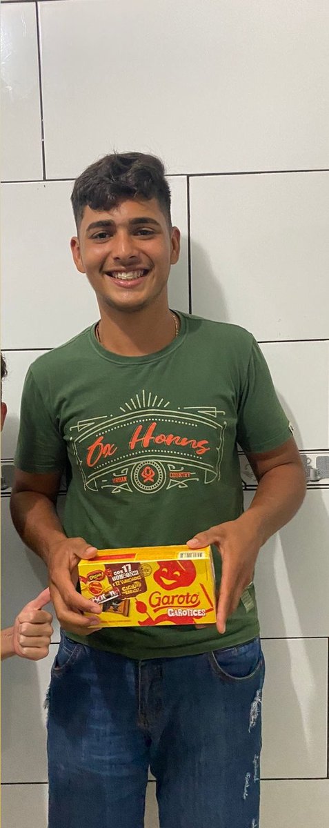icmalacacheta's tweet photo. Teve prêmio também para que vende-se mais rifas, e o companheiro que ganhou dessa vez, foi o Breno, vendeu muitas rifas, e ficou muito feliz com seu resultado e principalmente, com o prêmio. Pois ele ama chocolate, no mesmo dia, após a reunião já tinha devorado tudo.
#IcMalaca https://t.co/YpGPoSogTA