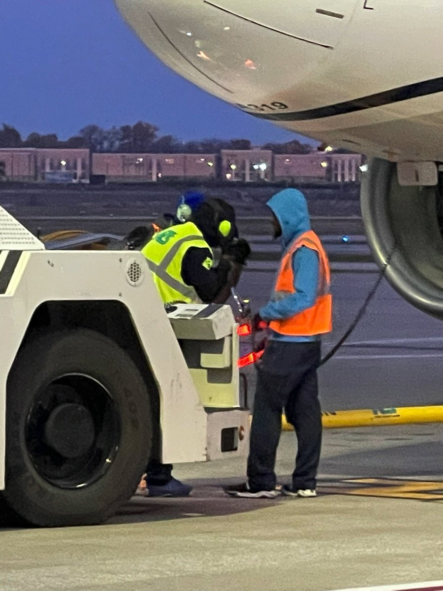 Team huddling this morning in preparation of star flight pre-departure.  Safety first nice job team STL! @AOSafetyUAL #SafetyBlitz #SafetyIOwnit @scarnes1978 @LouFarinaccio