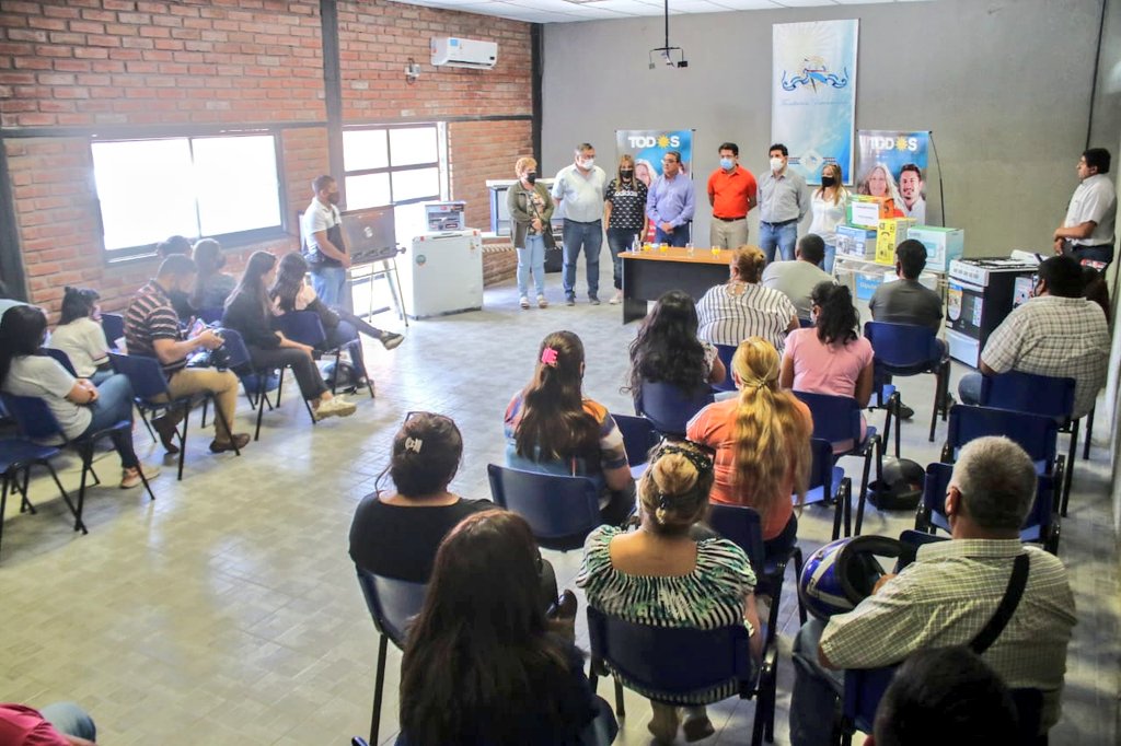 Hoy en Chilecito acompañé a <a href="/ClaudioRuizCH/">Mario Claudio Ruiz</a> que junto a <a href="/jfrejal/">Fernando Rejal</a> hizo entrega de microemprendimientos.

✅ Estas acciones significan trabajo para un sector emprendedor independiente y con los cuales el Estado actúa como un promotor para el desarrollo local y la economía familiar