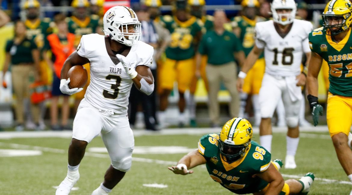 MatthewConroy_'s tweet photo. Blessed and honored to receive my first Division 1 offer from Valparaiso University! Thank you @valpoufootball and @CoachLFox ! #protecttheshield https://t.co/evu6RLXN3d