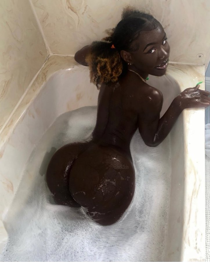 ElBherga's tweet photo. Cuando me preguntan quienes tienen el culo más cerrado?, siempre digo que las negras, desde que ves sus cuerpos digo: Aaaah prieta!! https://t.co/xaL7nLPkHV