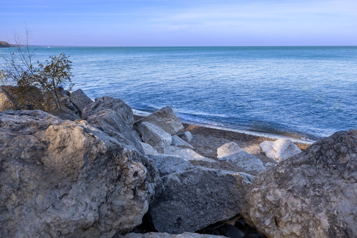 balter_michael's tweet photo. On one of the last days of fall colors, Judy and I went for walk at the old Fort Sheridan. As we walked along the sandy shore of Lake Michigan and on the trails, the colors and the views did not disappoint us. I am happy that I brought a camera to capture the beauty. https://t.co/bWf1OITTUv