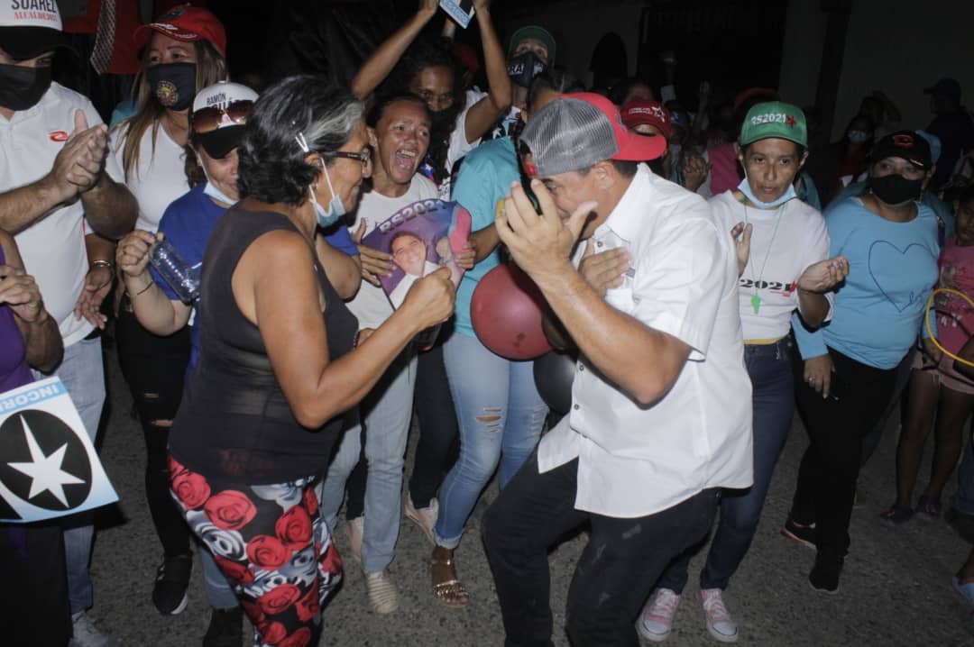 RSuarezPSUV's tweet photo. #09nov Recorrimos la Comuna Juana Francisca Arrieche,  consolidando junto al pueblo la gran victoria del 21 de noviembre

#PuebloDignoYSoberanoPueblo 
#CaroraTieneConQue
@NicolasMaduro @dcabellor @gestionperfecta @AdolfoP_Oficial @PartidoPSUV https://t.co/AM1UhYwOKG