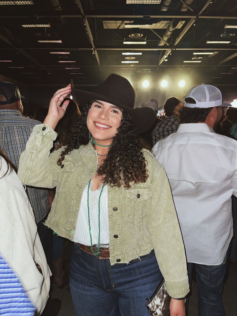 daniiv11's tweet photo. need more country concert nights 🪶 https://t.co/NiIRqRxB23