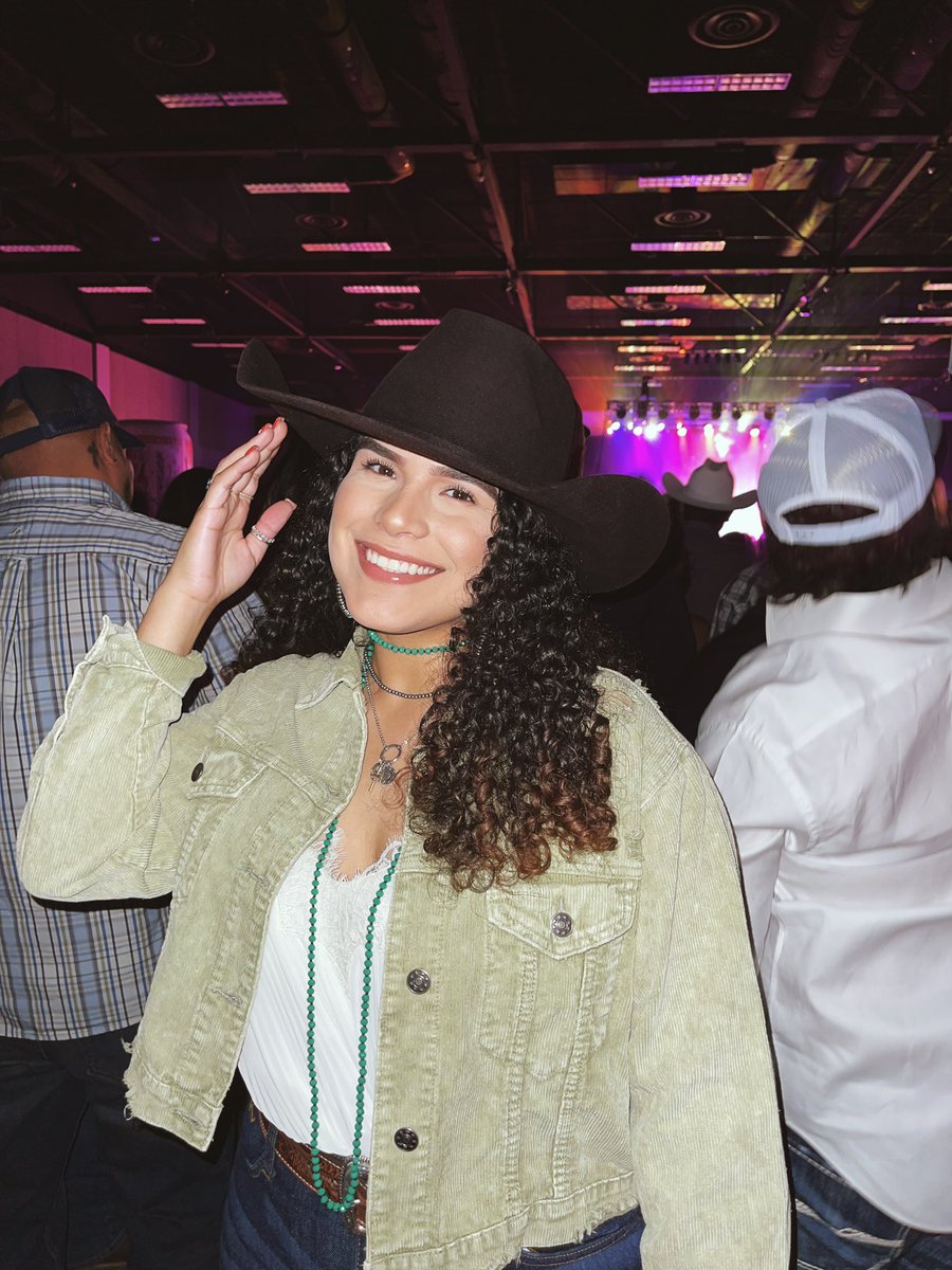 daniiv11's tweet photo. need more country concert nights 🪶 https://t.co/NiIRqRxB23