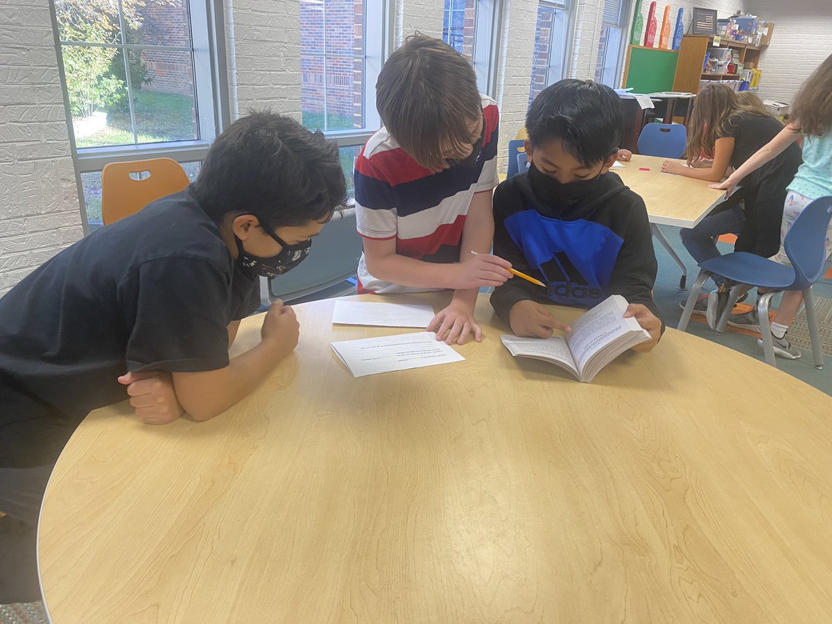 MrsSuttonFocus's tweet image. Solving clues during a scavenger hunt around the school and meeting the author of City of Ember= an awesome experience for all!! @r2teach2 @SWeiderhold2 @HamptonOaksElem @PtoHampton