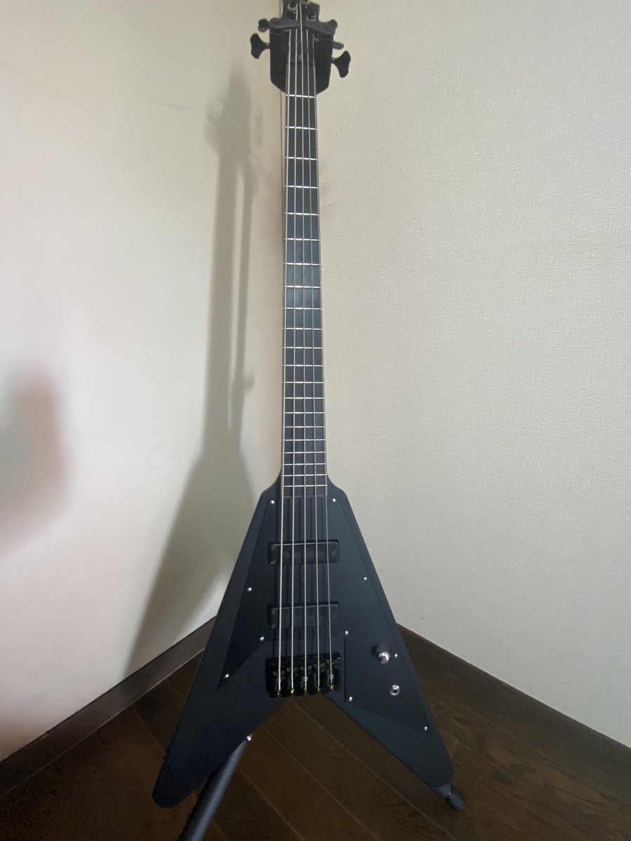 1610SS1610's tweet photo. 完成しました。
マホガニーボディ
ウォルナット/メイプル3Pネック
本紫檀指板
指板とヘッドは無駄に拘りました。
サイドポジは蓄光ですがルミンレイは高いのでダイソーの蓄光パウダーをエポキシで固めたやつです。
ボディ33mmのナット43mmエンド68mm厚みも薄めで割と軽いです。
めちゃ弾きにくいです。 https://t.co/Fcap0TR5KW