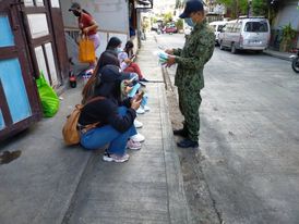 mtprovince_pfu's tweet photo. Mountain Province PCLO Personnel distributed face mask to bystanders at Poblacion, Bontoc,  Mt. Province. This is to help them prevent the spread of virus also as part of barangayanihan program.
#TeamPNP 
#WeServeAndProtect
#PNPKakampiMo https://t.co/rjmkrvc4EP