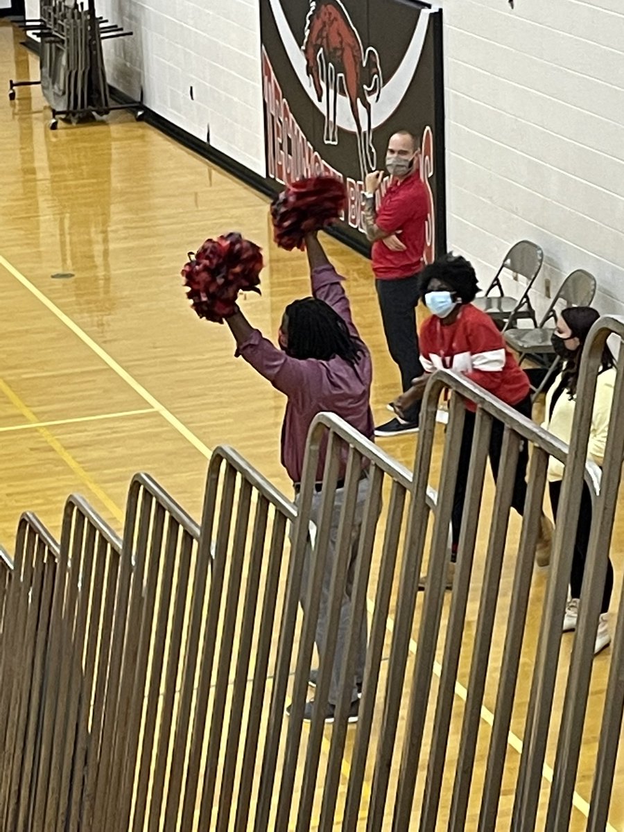 It’s always a good time when one of the assistant principals cheers with the squad @TecumsehJrHigh @TJHS_Athletics #BronchoNation