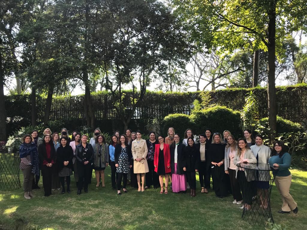 katiejamesUK's tweet photo. Que bonita foto de un gran grupo de colegas y amigas de la Red de Mujeres Diplomáticas en México durante un desayuno en la Residencia Británica ♀️🇲🇽🇬🇧 ¡Valió la pena madrugar! https://t.co/Fg5aAIQZ9T