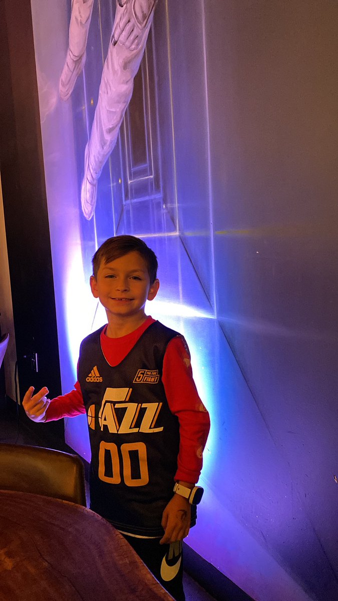 jenarismendi's tweet photo. Jazz game with Nico #TakeNote #jrjazz #jordanclarkson https://t.co/baBc608EPn