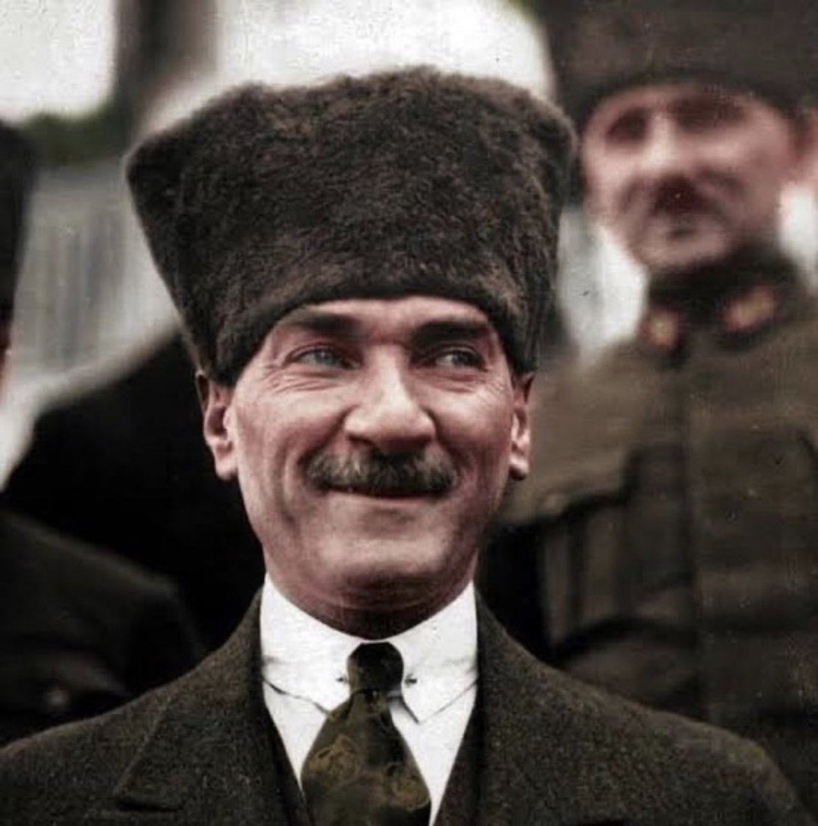 Üzülme çocuk herkes ölür, kimi toprağa kimi kalplere gömülür.

Özlem ve saygı ile. 
𝟏𝟖𝟖𝟏-𝟏𝟗𝟑∞
#10Kasım