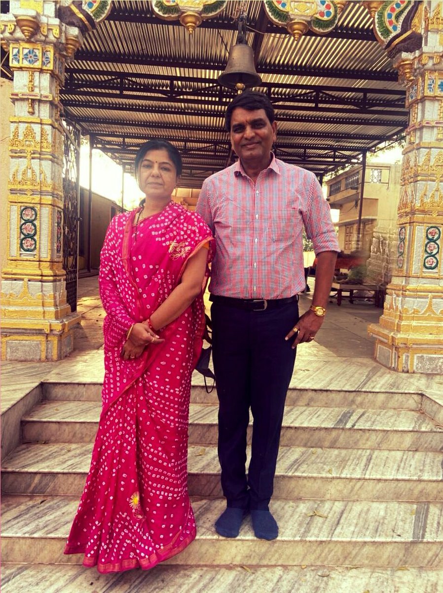 RituSolanki14's tweet photo. ગોમતી ના તટ પર શોભતું એક સુંદર ધામ 
મોરપીંછ નો તાજ ને રાજા સુંદર શ્યામ....
#જય_રણછોડ🙏
#Devinevibes https://t.co/8p152Es4tS