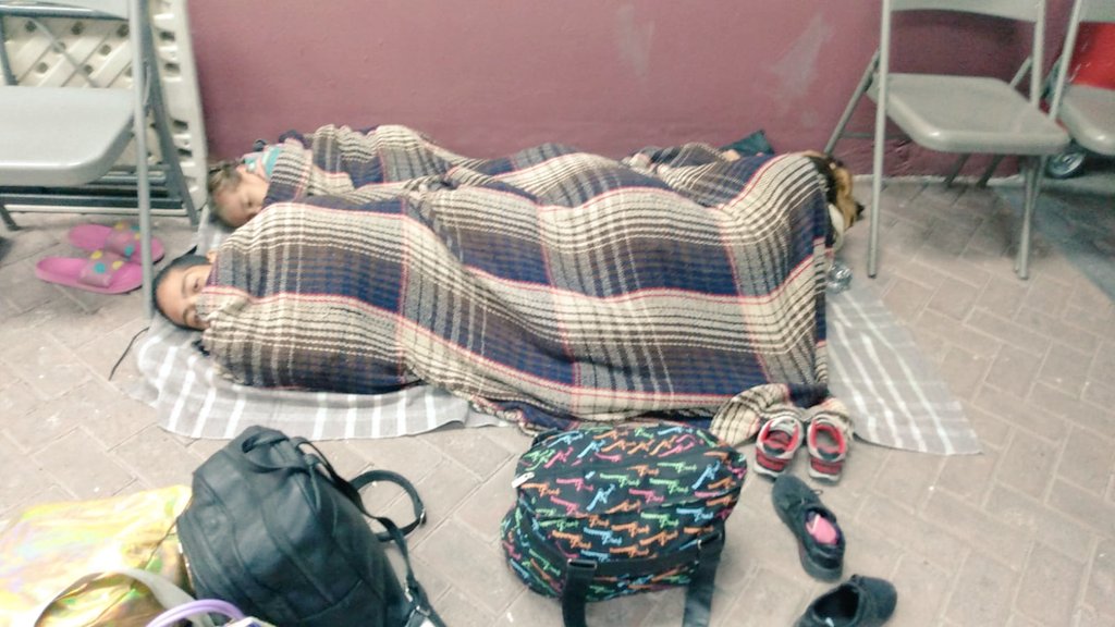 FrenteQueretano's tweet photo. Hoy arribaron a #Querétaro 21 #migrantes #LGBTIQ+
El @INAMI_mx les tramitó su visa humanitaria y hoy duermen en sus instalaciones
Mañana @AcnurMexico y activistas #LGBT del @FrenteQueretano y de la #RedApm les brindarán acompañamiento
Gracias
@JoaquindelaLam1
@fund_arcoiris https://t.co/RIiVAMI0q1