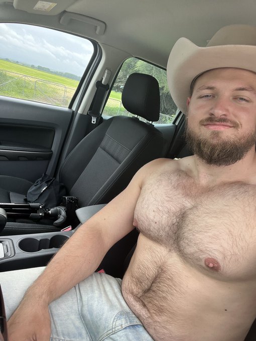 Any guesses as to what I&rsquo;ve been doing with a camera and tripod 😉😈 https://t.co/FvOngllcSJ https://t