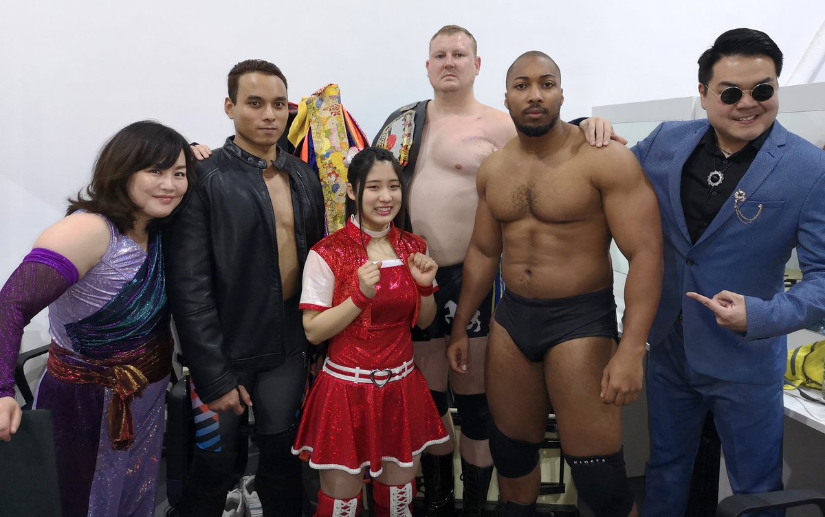 sjdburgess's tweet photo. Throwback to January 2019 in #guangzhou #china. 

The Stable (@AshDesilva4, @sjdburgess, @payunclemoney, and @AlanCFTse) met the #killerqueens (@EmiSakura_gtmv and @Mei_gtmv) of @AEW 

#kopw #prowrestling #AEW https://t.co/UZgpfTHJkL