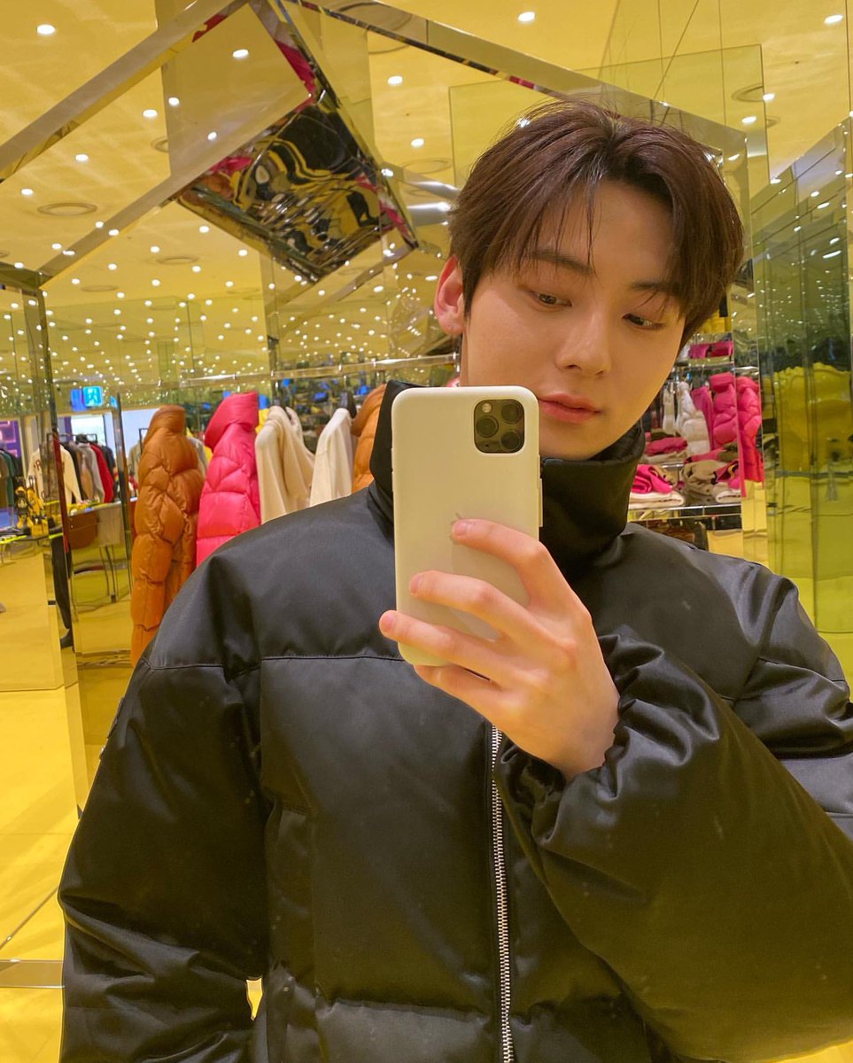 hwang_stagram's tweet photo. 20211110 [optimushwang] 🖤💛 #MONCLERGENIUS #몽클레르지니어스 #더현대서울 
https://t.co/6Isf7MocPh
#황민현 #Hwangminhyun https://t.co/846hqGzOmk