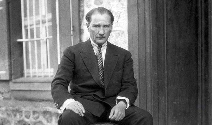 DrHalitAtik's tweet photo. Milletini esaretten kurtarmak ve çağdaş medeniyetler seviyesine ulaştırmak için hayatını adayan Cumhuriyetimizin kurucusu, ebedi Başkomutanımız Gazi Mustafa Kemal Atatürk'ü sevgi, saygı ve özlemle anıyorum.

#10Kasım #MustafaKamalAtatürk https://t.co/AdpPP482ih