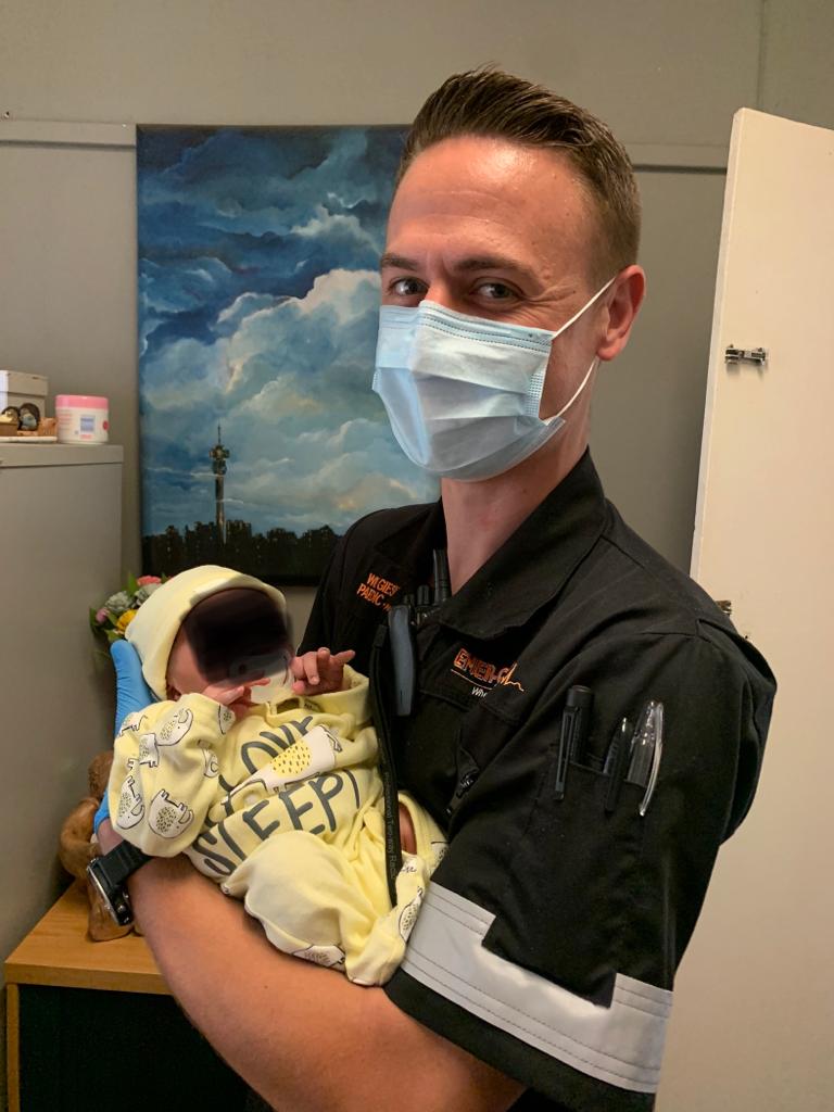 EMER_G_MED's tweet image. 《Edenvale》**UPDATE** #TM04 was called out for a two day old baby in Edenvale. Further information was obtained that the baby was surrendered to a baby safe deposit box. The baby was given a clean bill of health. #whensecondscount