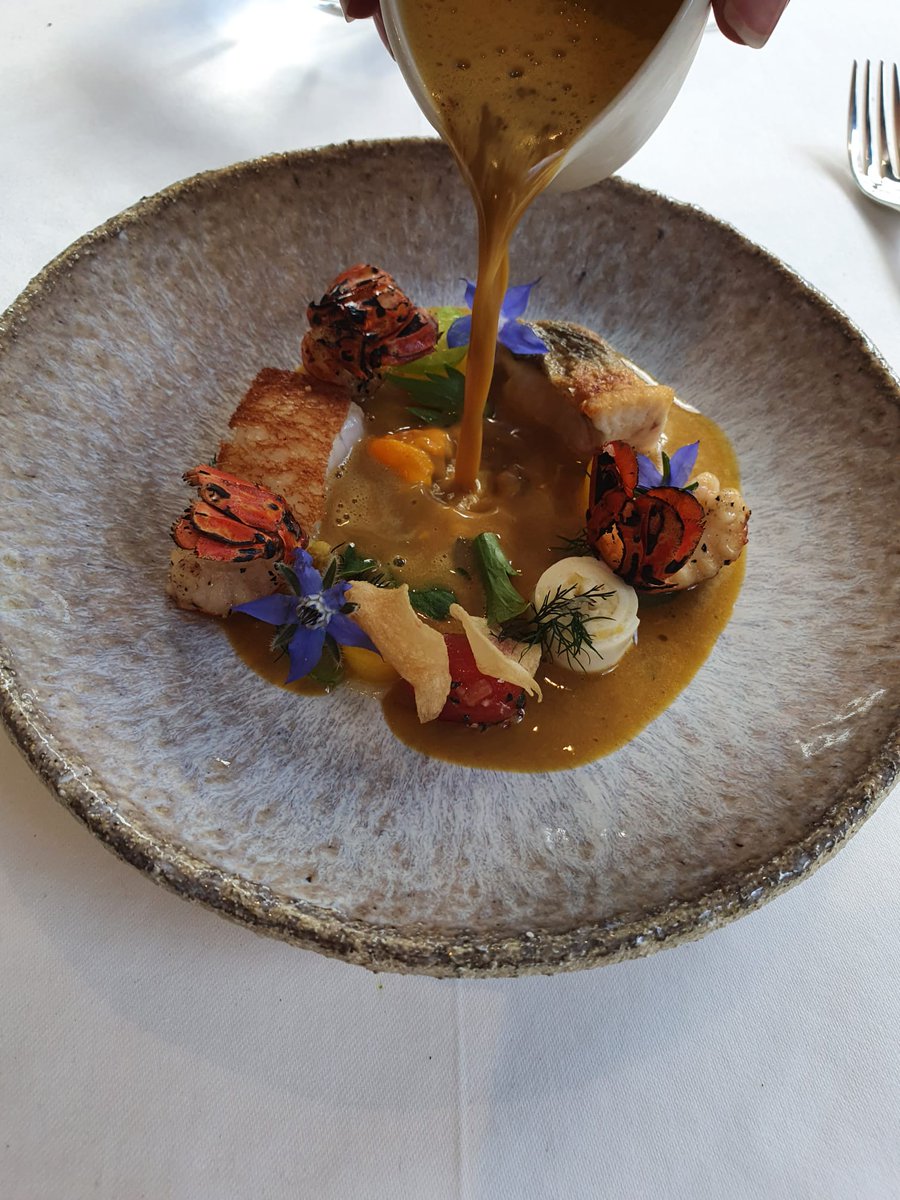 À l’Auberge du Père Bise (Talloires), Jean Sulpice (2- ⭐ ), propose un menu unique en 6 ou 8 étapes mettant en avant la Savoie. Ici, matelote du lac d’#Annecy à la tanaisie…