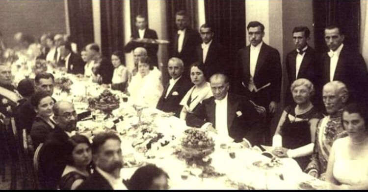 devatek_bt's tweet photo. Ulu Önder Mustafa Kemal Atatürk'ü saygı, özlem ve minnetle anıyoruz. https://t.co/kLXskGQS5v