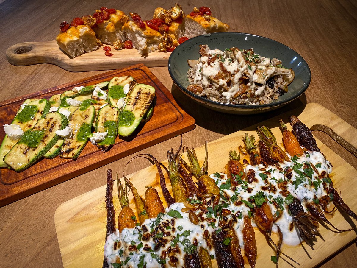 doloresrobles_m's tweet photo. Así la #Clase de #Cocina de hoy:
- #Zanahorias #Rostizadas con salsa de #Yoghurt
- #Focaccia con #Coliflor #Rostizada y #JitomateCherry
- #Arroz con #FrutosSecos, #Aderezo de #NuezDeLaIndia y #Setas #Salteadas
- #Calabaza a la #Parrilla con #QuesoDeCabra y #MielDeAbeja https://t.co/SFKoFxuoDr