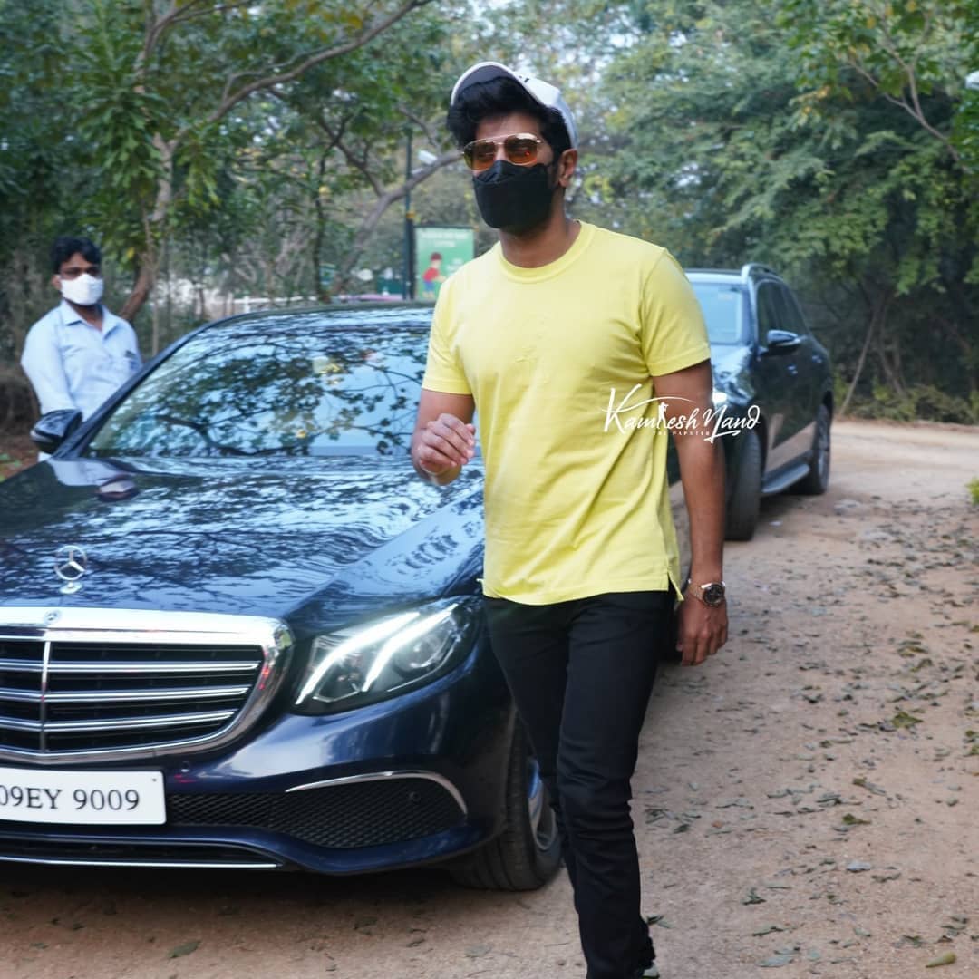 DQFanClubAP1's tweet photo. The Heart-throb @dulQuer accepted #GreenindiaChallenge 🌱 from @aditiraohydari and planted 3 saplings in Hyderabad.
He further nominated all his fans 
to plant saplings  &amp; continue the chain!💚
@MPsantoshtrs @raghavtrs 
#DulquerSalmaan #DQ #telugufans https://t.co/Dk3YesHcAl