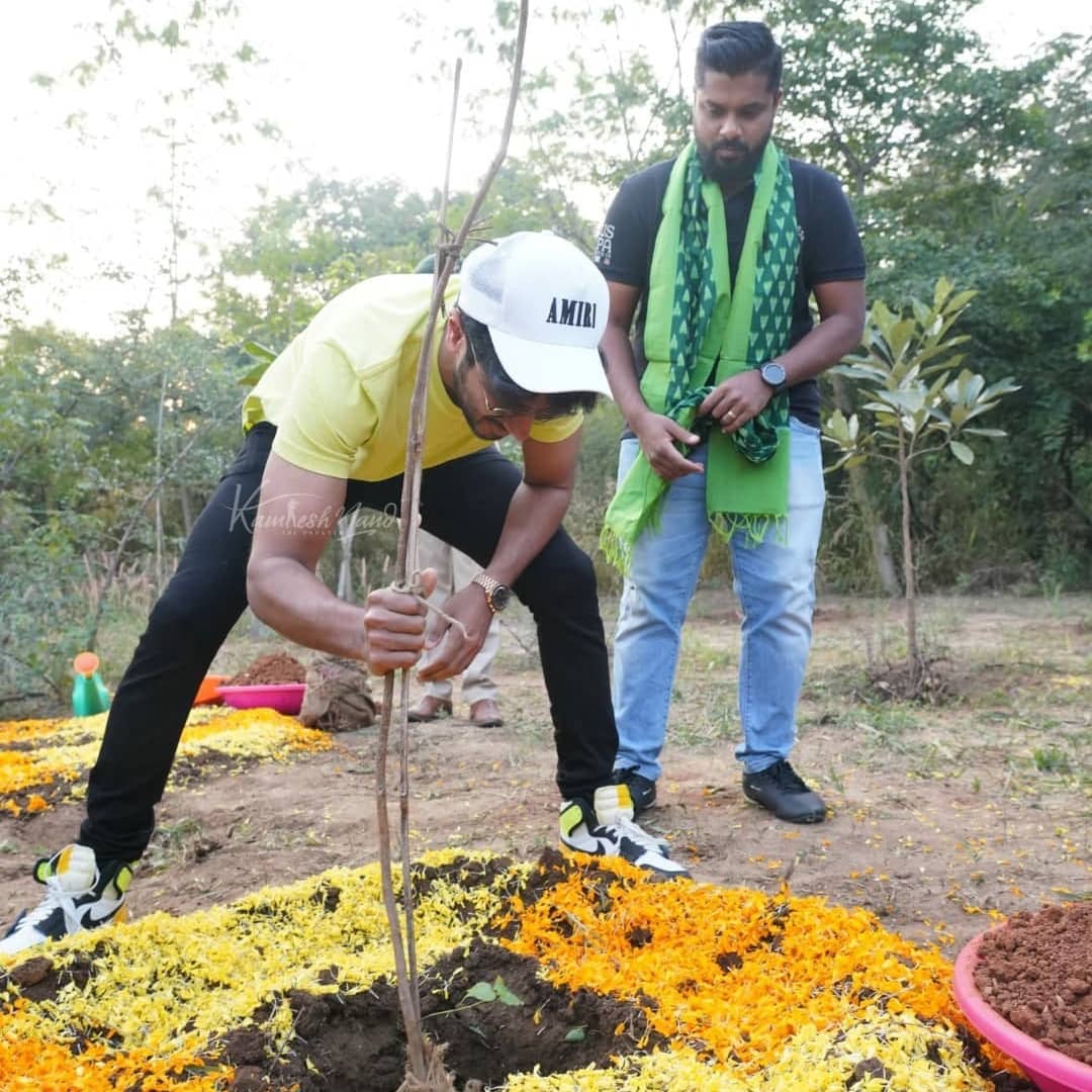 DQFanClubAP1's tweet photo. The Heart-throb @dulQuer accepted #GreenindiaChallenge 🌱 from @aditiraohydari and planted 3 saplings in Hyderabad.
He further nominated all his fans 
to plant saplings  &amp; continue the chain!💚
@MPsantoshtrs @raghavtrs 
#DulquerSalmaan #DQ #telugufans https://t.co/Dk3YesHcAl