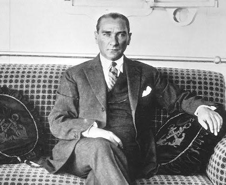 Yol göstericimiz, Başkomutanımız, ilk öğretmenimiz, ebedi liderimiz Mustafa Kemal Atatürk'ü her geçen gün daha da çoğalan özlem ve sonsuz sevgiyle anıyoruz...Açtığın yolda, gösterdiğin hedefe durmadan yürüyeceğimize söz veriyoruz!

#10Kasım #MustafaKemalAtatürk 🇹🇷