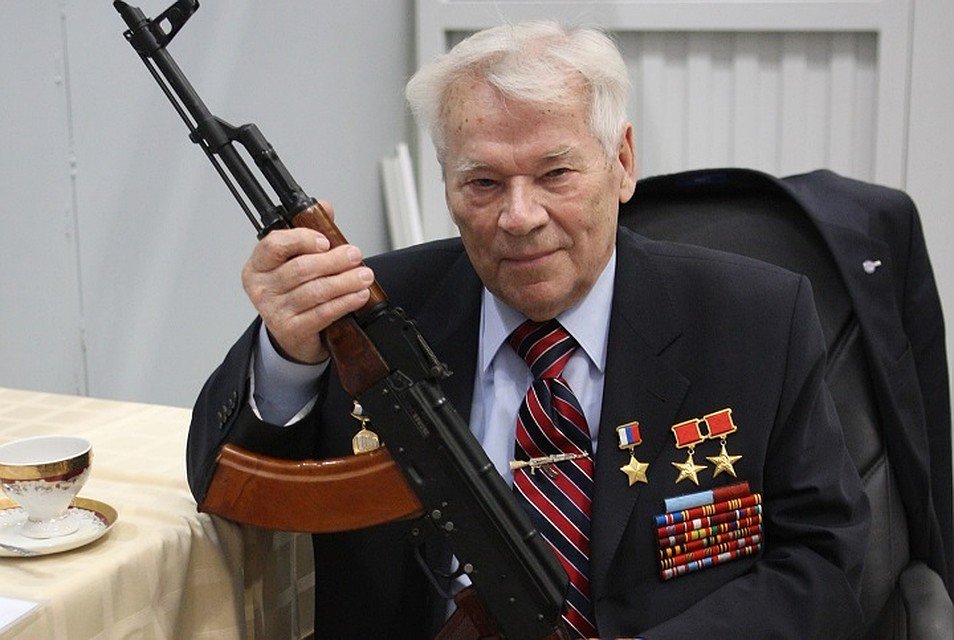 10 ноября родился Михаил Тимофеевич Кала́шников (1919 - 2013)— советский и российский конструктор стрелкового оружия. Генерал-лейтенант, создатель всемирно известного автомата Калашникова (АК). Герой Российской Федерации, дважды Герой Социалистического Труда .