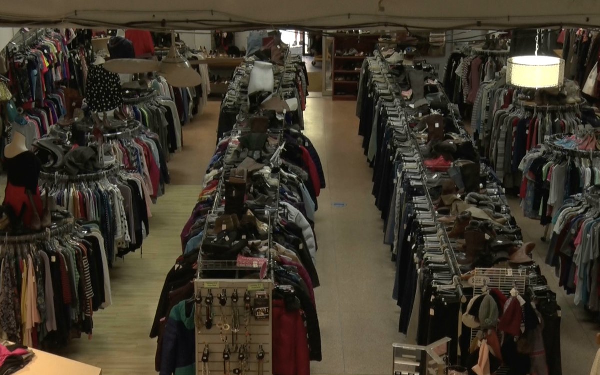 keelymckrazy's tweet photo. Consisting of two floors, Trader K’s restocks the shop with 500 to 1,000 pieces of clothing a day. “The place had quality items and if someone were to walk in there they would at least find one thing that appealed to them,” said first-year IC student Brendon Peau. https://t.co/0iZKMAcb2P