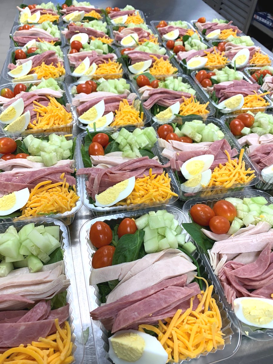 PSDNutrition's tweet photo. Colorful chef salads at Bamford Elementary School last week! #Freshveggies #socolorful #FedFueledHappy https://t.co/j3qytGlLdl