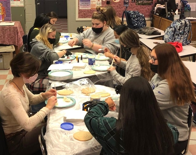 MaryFinley13's tweet photo. Students in @cherirock54 #cosmetology class are learning the #color wheel with a creative cookie activity! The color wheel features 12 shades with contrasting colors located across from each other. @mcscte #creativity https://t.co/4eMUMtJieG