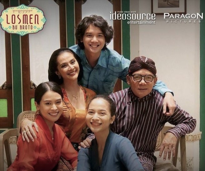 yan_widjaya's tweet photo. #LosmenBuBroto (2021) sut Eddie Cahyono-Ifa Isfansyah. Remake serial #Losmen (TVRI/1986-1989). Keluarga Broto mengelola losmen sederhana di Jogjakarta. Fokus pd Jeng Sri, puteri kedua, yg mencintai seniman Jarot. Akting matang Maudy Koesnaedi sbg induk losmen yg tegas n tegar https://t.co/IahHDOiKav