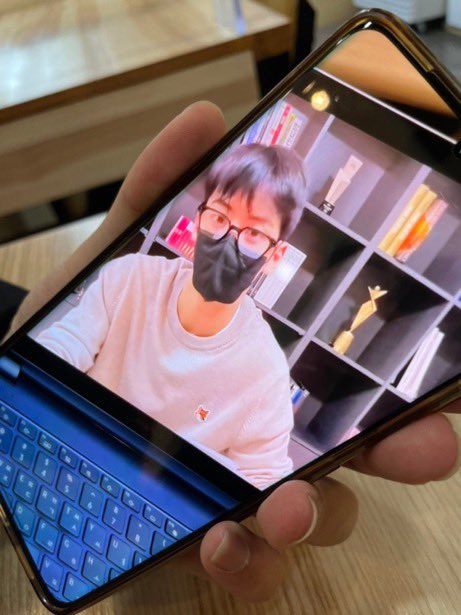 Fatalvsjinu's tweet photo. Eunwoo es el vato q quería q no supieran q es Cha Eun Woo pero detrás tiene los premios q ha ganado y trae una sudadera q cuesta miles d dólares?, si, por?

#MAMAVOTE #astro https://t.co/wVTzbLh9u4