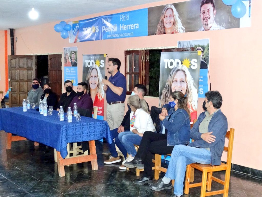 Gracias Famatina por el apoyo y acompañamiento a la lista de @TodosLaRioja que representa al proyecto federal, inclusivo y que amplía derechos a lo largo y ancho de La Rioja.

El #14N es con TOD☀️S!!

Gracias Ismael y Alberto y a toda la militancia

Vamos que salimos adelante!