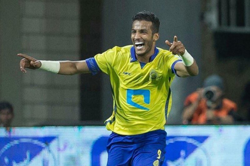 Nawaf_STATS's tweet photo. تصريح نايف هزازي قبل شهر :

" قبل توقيعي مع #النصر كنت قريب جدًا من نادي #الهلال ولكن تدخل عضو شرف نصراوي وقدّم مبلغ 27 مليون وحسم الصفقة " 

تصريح نايف هزازي أمس : 

" قبل توقيعي مع #النصر كنت قريب جدًا من نادي #الهلال ولكن تدخل عضو شرف نصراوي وقدّم مبلغ 27 مليون وحسم الصفقة ". https://t.co/HWlA8d9e0D