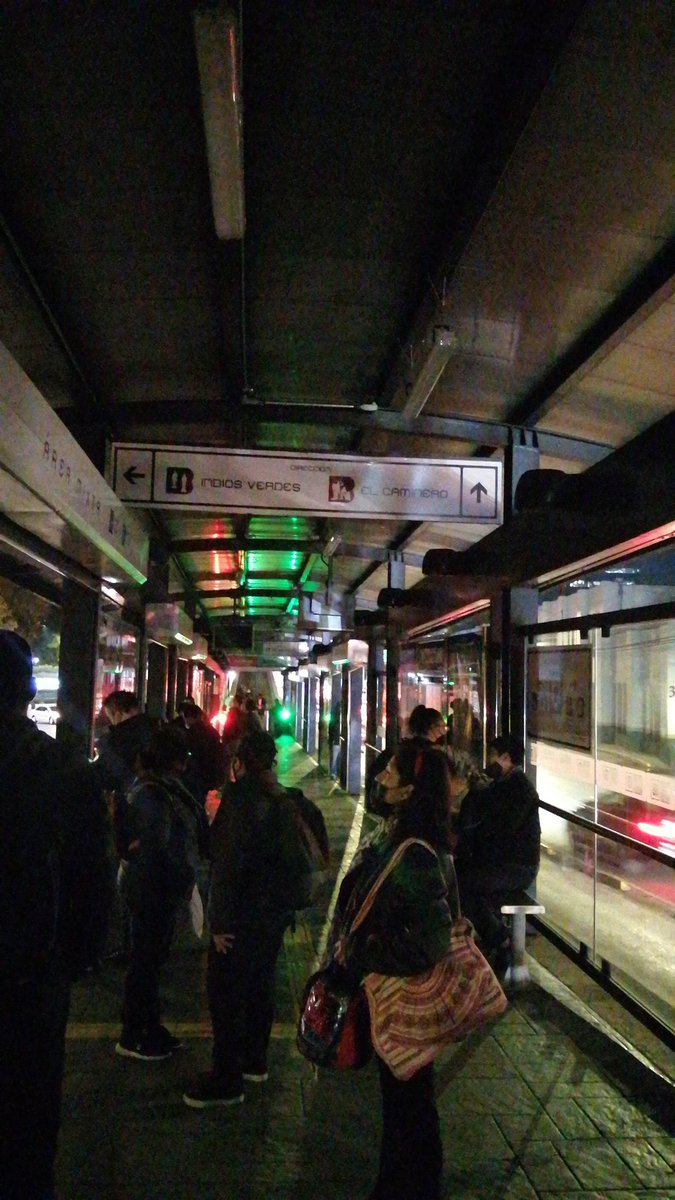 mapad213's tweet photo. Estación metrobus Villa Olímpica sin luz. Es nuestra semana 2, hasta aquí mi reporte Joaquin @Claudiashein, @MetrobusCDMX https://t.co/rZe8zrfwlI