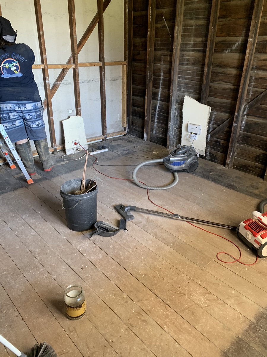 Digital_Kitteh's tweet photo. House renovations! Its been a long process due to covid lockdowns but picking up where we left, sanding floors today! Looks sooooo good!! https://t.co/fROjJND2ST