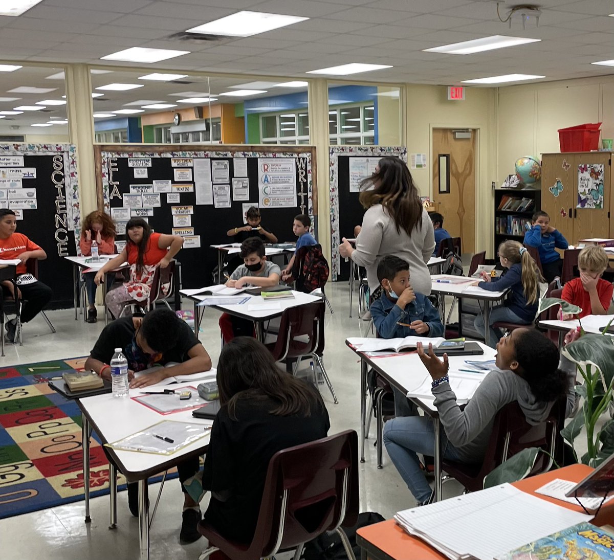 ClaraCraig76's tweet photo. Love to see those bright moments when the light comes on with my Pelican students. Look at those faces when they totally grasped the 3rd and 4th grade learning goals! #LearningHasNoLimits @GESPelicans @POEKPOE @Mcphlips00 @CelPLaCroix #BeTheLight https://t.co/NJku29M9w4